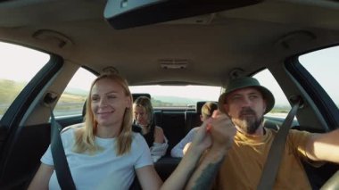 Arabayla seyahat eden çift.
