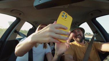 Erkek ve kadın selfie arabamla