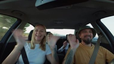 Genç bir çift araba yolculuğuna çıkıyor.