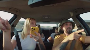 Araba ile genç Çift