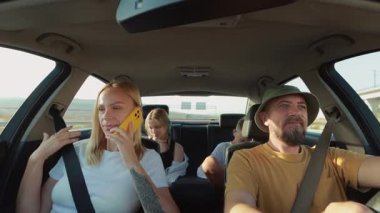 Dört kişilik aile arabada.