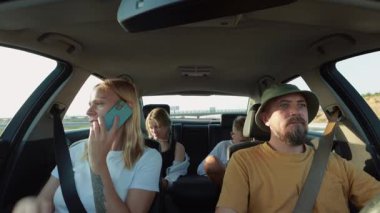 Mutlu iki arkadaş seyahat ederken arabalarında konuşuyor.