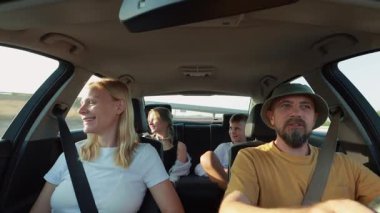 Adam ve kız arabada.