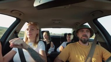 Mutlu arkadaşlar araba kullanır.