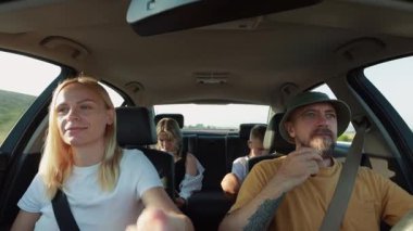 Mutlu aile akıllı telefonuyla seyahat ediyor.