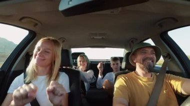 Arkadaşlar eğlenmeye arabaya