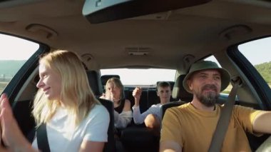 Mutlu beş kişilik aile tatilde arabada.