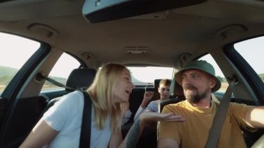 Arabadaki mutlu arkadaşlar. seyahat kavramı