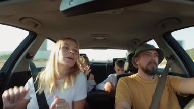 Arabadaki gençler..