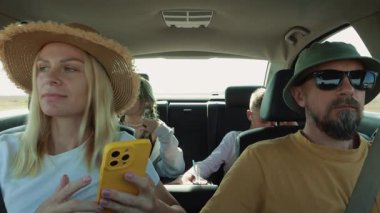 Arabada akıllı telefonu ve arabası olan çift..