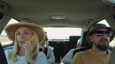 Telefonu ve arabası olan bir çift.