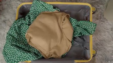 Seyahat için giysi dolu bavul