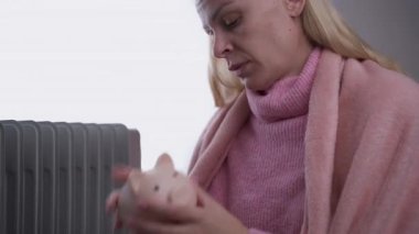 Bir fincan kahveli, beyaz ceketli bir kadın.