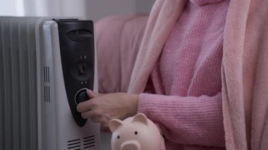 Kadının elinde kalorifer var.