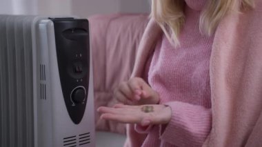 Kadın ısıtma sistemini tutuyor