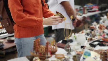 Genç bir kadın Noel ağacı alıyor.