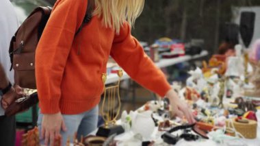 Markette küçük bir yeteneği olan seçici odaklı bir kadın.