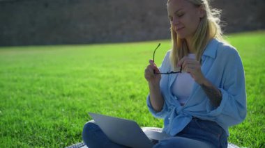 Kadın defter ve laptop ile