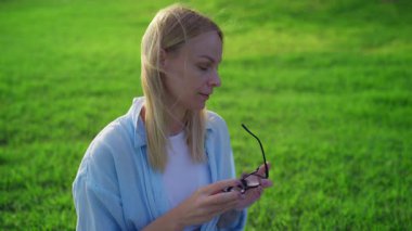 Parktaki yeşil gömlekli kadın.