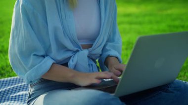 Dizüstü bilgisayarda çalışan kadın