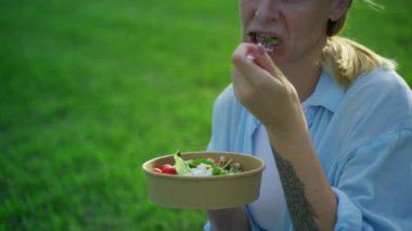 Bir kâse salatalı bir kadın..