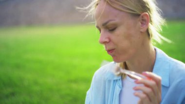 Dışarıda cep telefonu kullanan kadın, kapat.