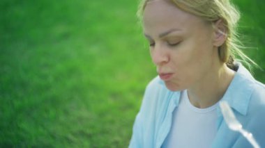 bir kitapla genç kız