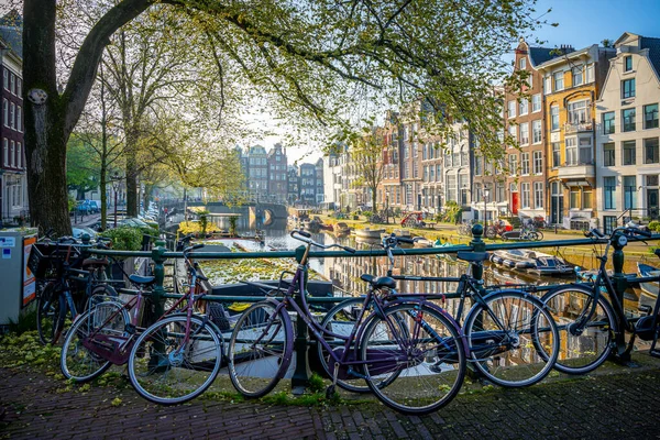 Amsterdam kanallarında bisikletler. Amsterdam başkentidir. 