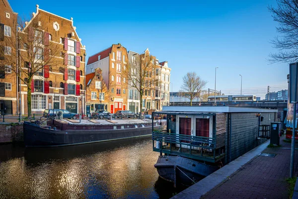 Tradycyjne Domy Nad Brzegiem Kanału Amsterdamie Zdjęcie Stockowe