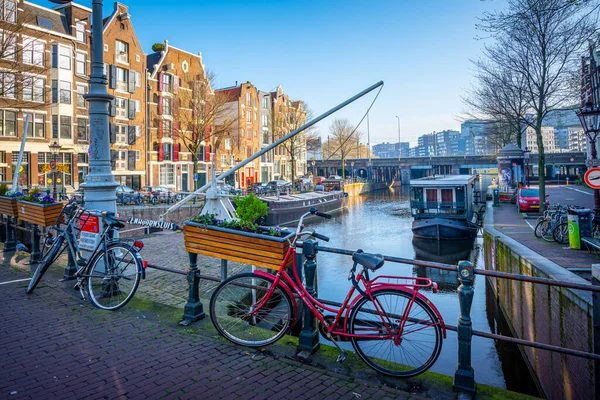 Kanały Amsterdam Rowerami Obrazy Stockowe bez tantiem