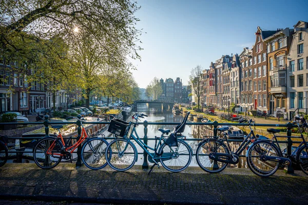 Rowery Kanałach Amsterdamu Amsterdam Jest Stolicą Najbardziej Zdjęcie Stockowe