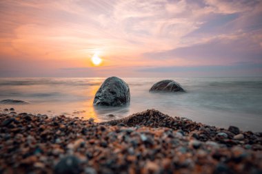 Sonnenuntergang am Weststrand bei Ahrenshoop an der Ostsee. Fisc