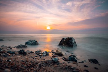 Sonnenuntergang am Weststrand bei Ahrenshoop an der Ostsee. Fisc