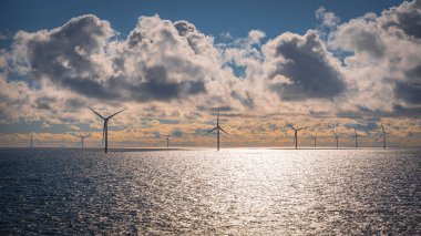 Baltık Denizi 'nde gün batımında rüzgar türbinleri