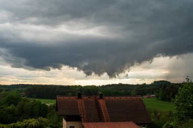 Bavyera Almanya üzerinde alçak asılı kara fırtına bulutları