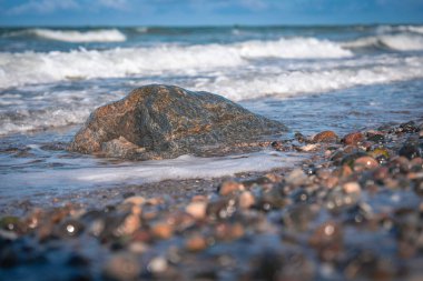 Baltık Denizi sahilinde dramatik bulutlar ve deniz Fischland Zings 'de