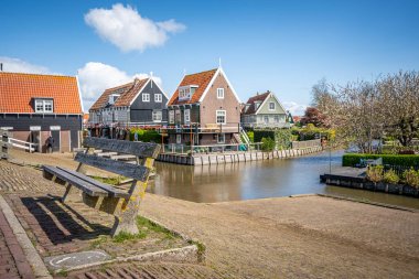Geleneksel evlerle Marken Limanı, Waterland, Kuzey Hollanda,