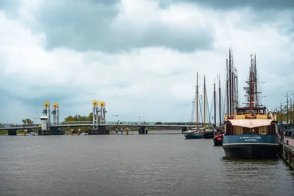 Limandan Kamboçya şehri manzarası ve yelkenlisi!