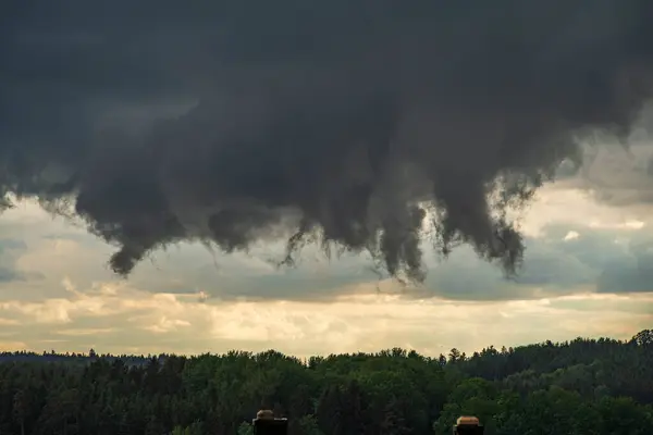 Bavyera Almanya üzerinde alçak asılı kara fırtına bulutları