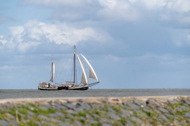 Yelkenli gemi Marken, Waterland, North yakınlarında ilkbaharda denizde. 