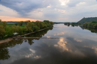 Almanya 'nın Straubing-Bogen bölgesindeki Tuna Nehri üzerinde bir gök gürültülü bulutun süperhücresi