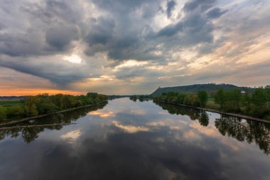 Almanya 'nın Straubing-Bogen bölgesindeki Tuna Nehri üzerinde bir gök gürültülü bulutun süperhücresi
