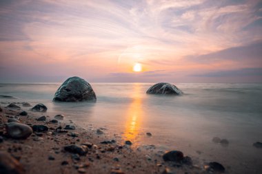 Sonnenuntergang am Weststrand bei Ahrenshoop an der Ostsee. Fisc