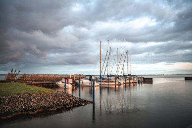 Baltık Denizi 'nde Boddenhafen Bodstedt' te Gün Doğumu