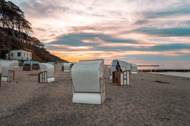 Sonnenaufgang am Strand Gespensterwald Nienhagen an der Ostsee, 