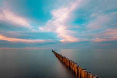 Sonnenaufgang am Strand Gespensterwald Nienhagen an der Ostsee, 