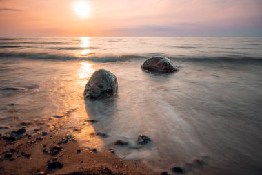 Sonnenuntergang am Weststrand bei Ahrenshoop an der Ostsee. Fisc