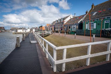 Geleneksel evlerle Marken Limanı, Waterland, Kuzey Hollanda,