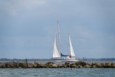 Yelkenli gemi Marken, Waterland, North yakınlarında ilkbaharda denizde. 