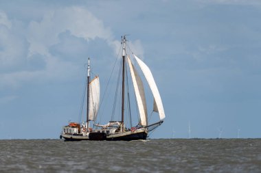 Yelkenli gemi Marken, Waterland, North yakınlarında ilkbaharda denizde. 